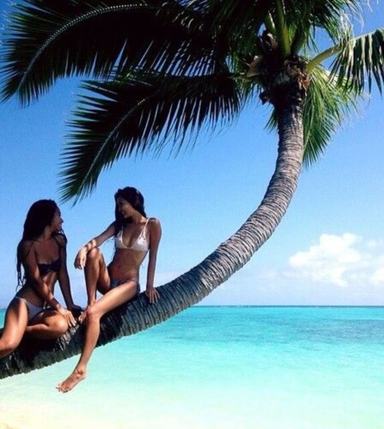 Две девушки на Мальдивах