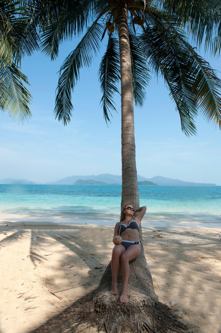 Девушка под пальмой