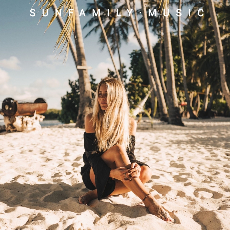 Блондинка на острове