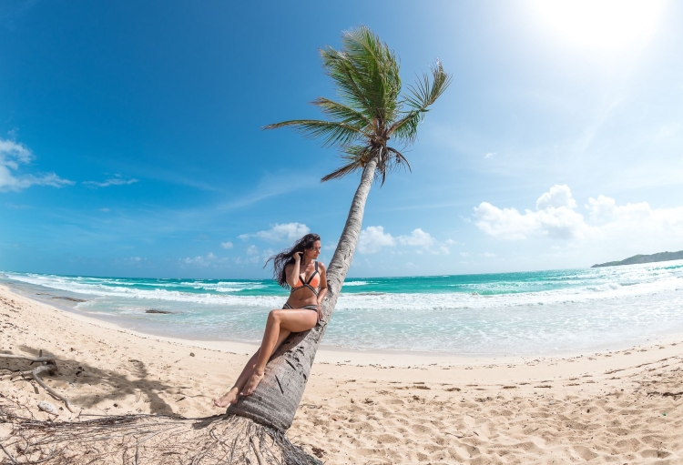 Девушка на пляже пальмы