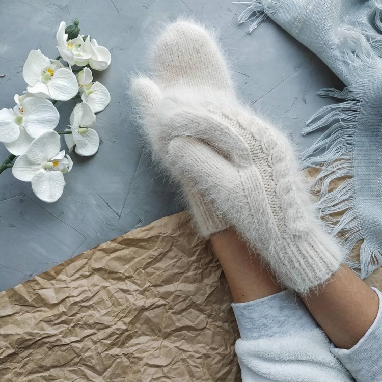 Варежки белые пушистые