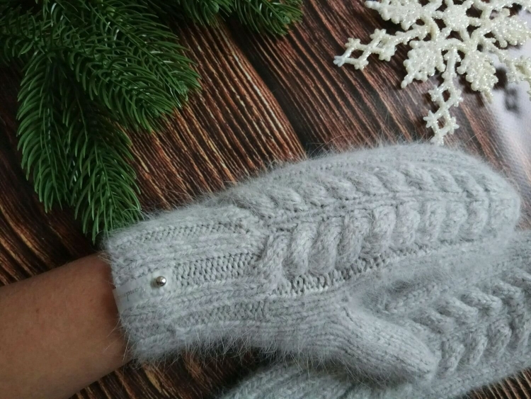 Варежки из пуха норки белые