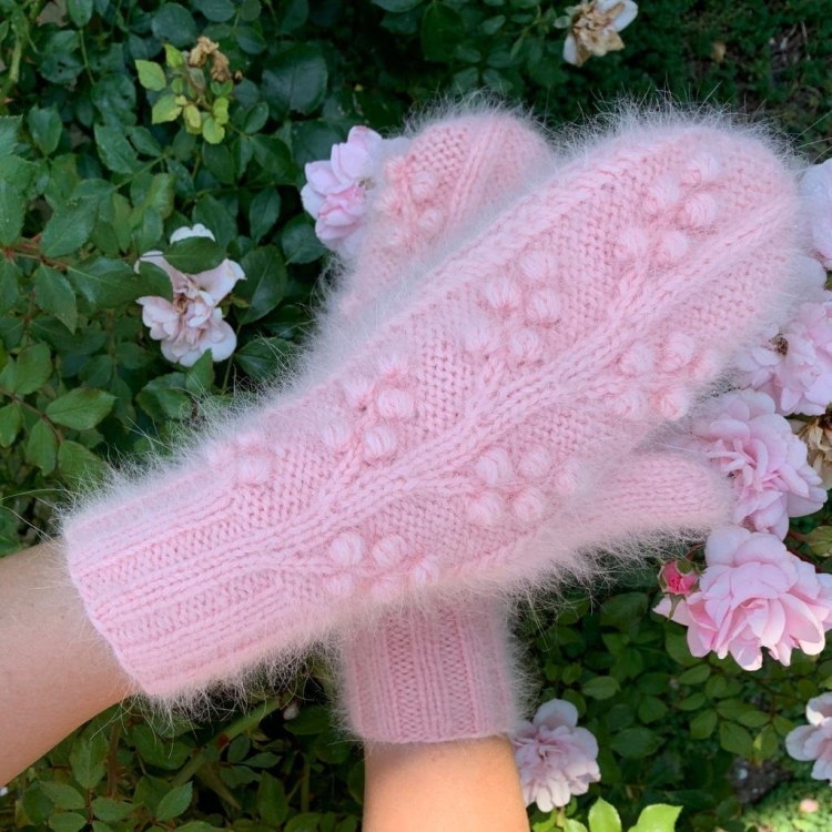 Шикарные вязаные варежки