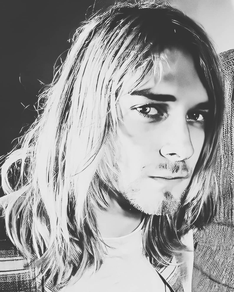 Курт Кобейн с длинными волосами