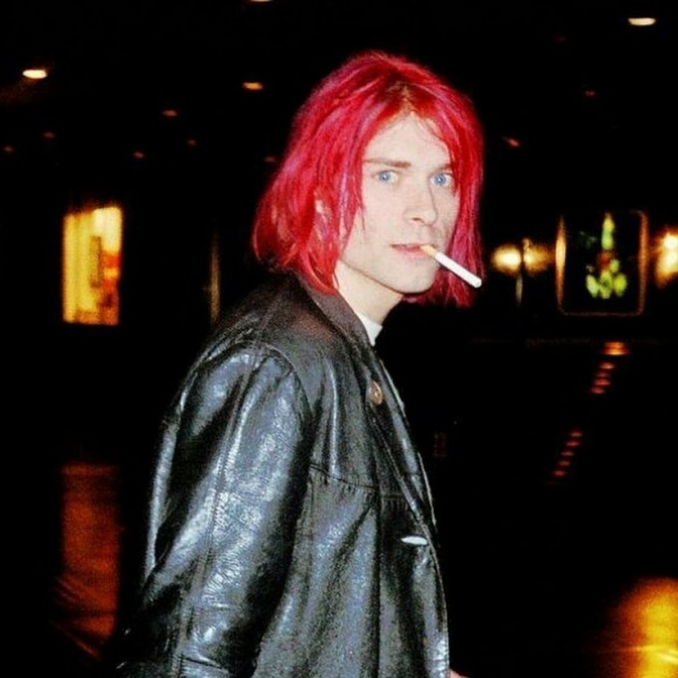 Курт Кобейн с красными волосами