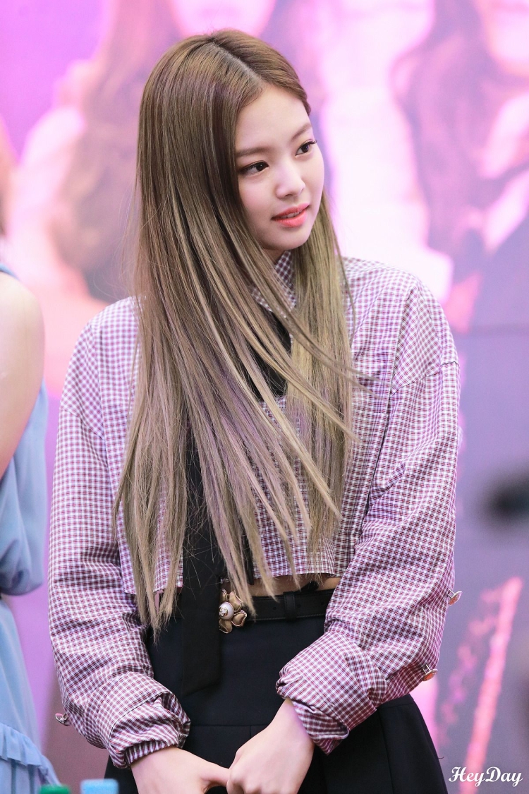 Дженни Блэк Пинк волосы