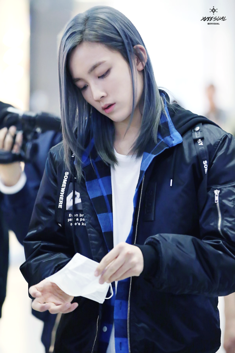 Джонхан Seventeen с синими волосами