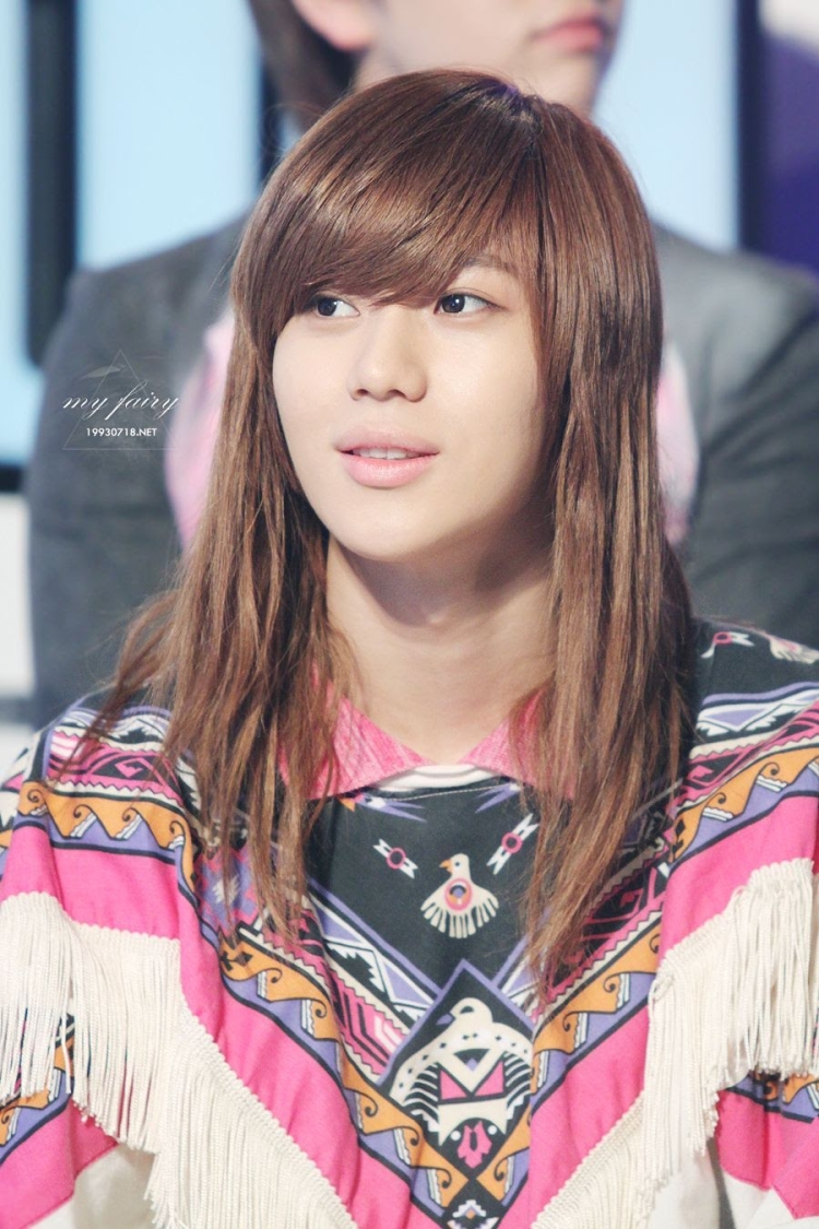 Тэмин с длинными волосами