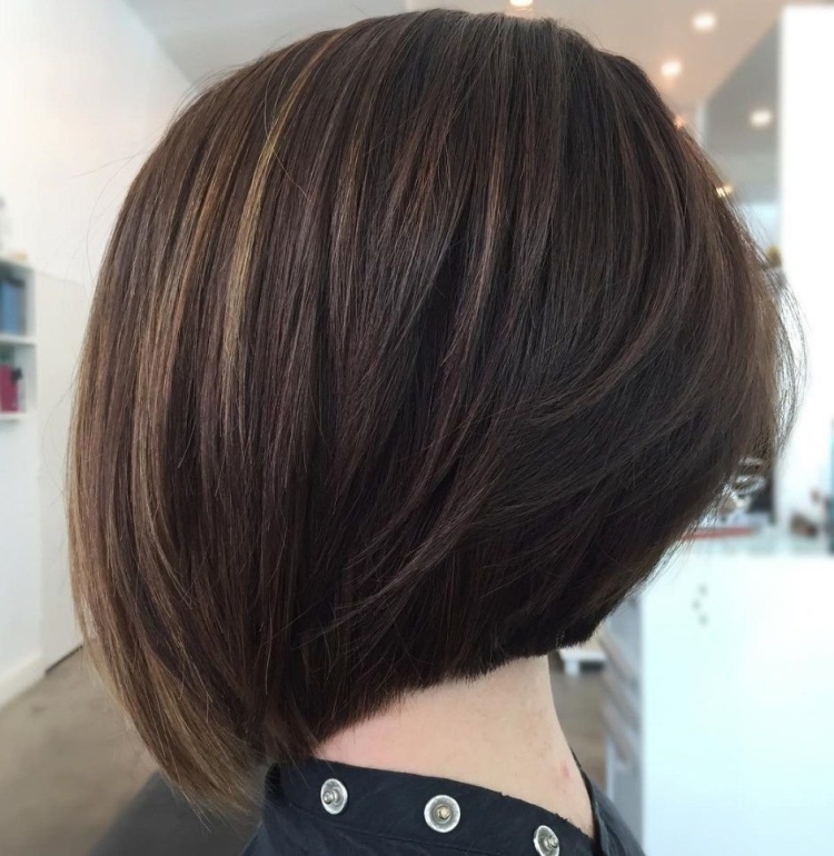 Градуированный Боб каре на средние темные волосы