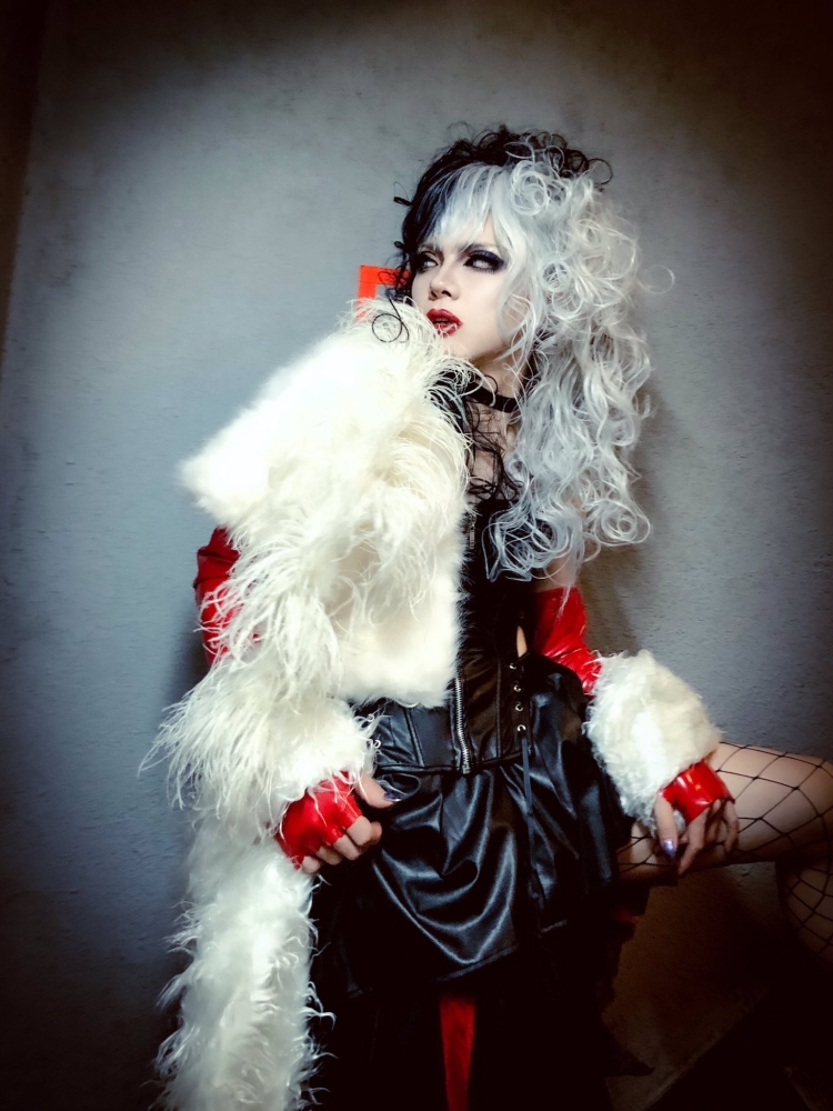 Круэлла образ с корсетом