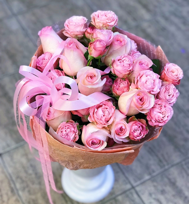 Букет из пионовидных роз на день рождения