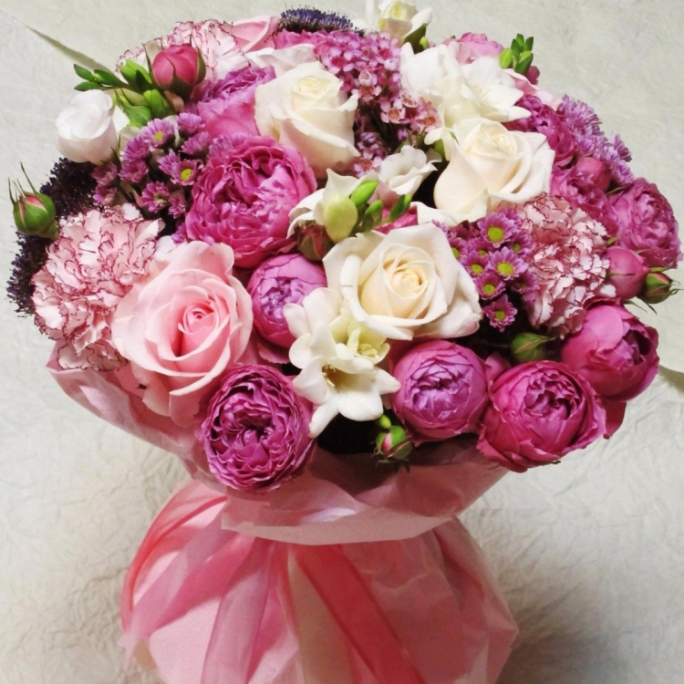 Букет с розовыми пионовидными розами