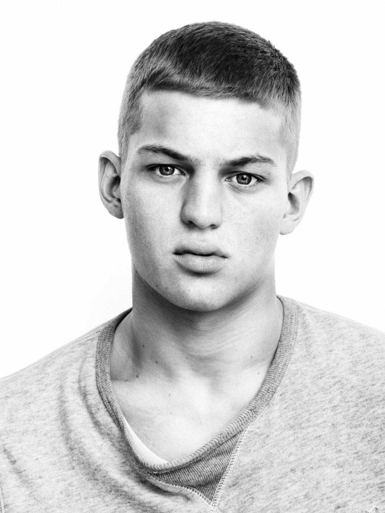 Причёски без чёлки мужские