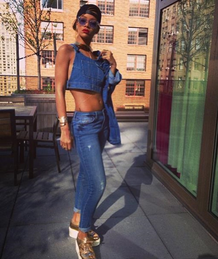 Рианна в джинсах