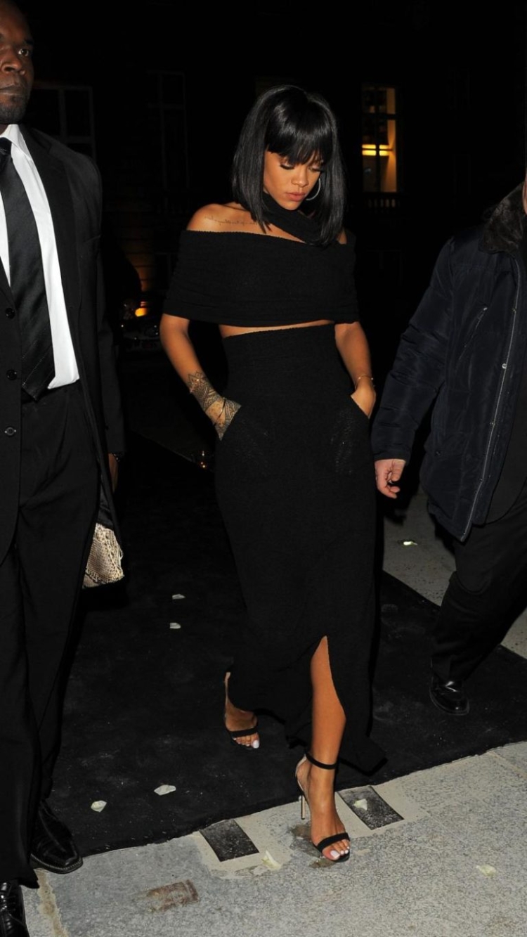 Рианна в черном платье