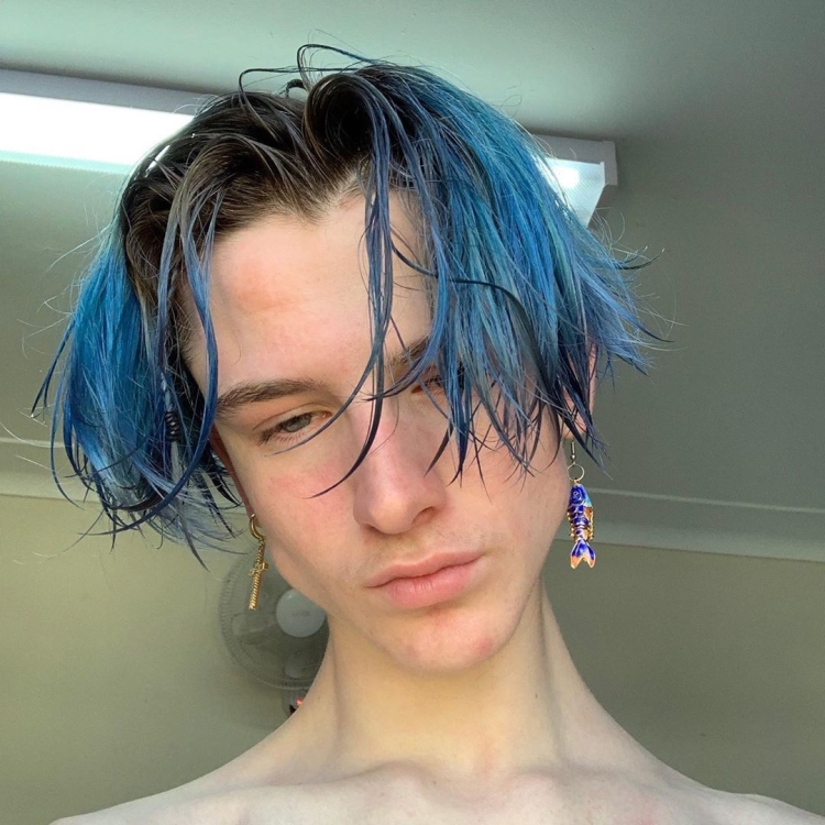 Парень с синими волосами