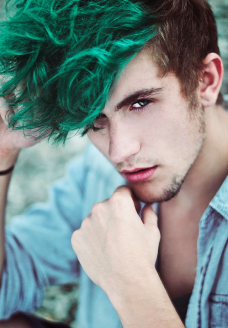 Цветные волосы у парней