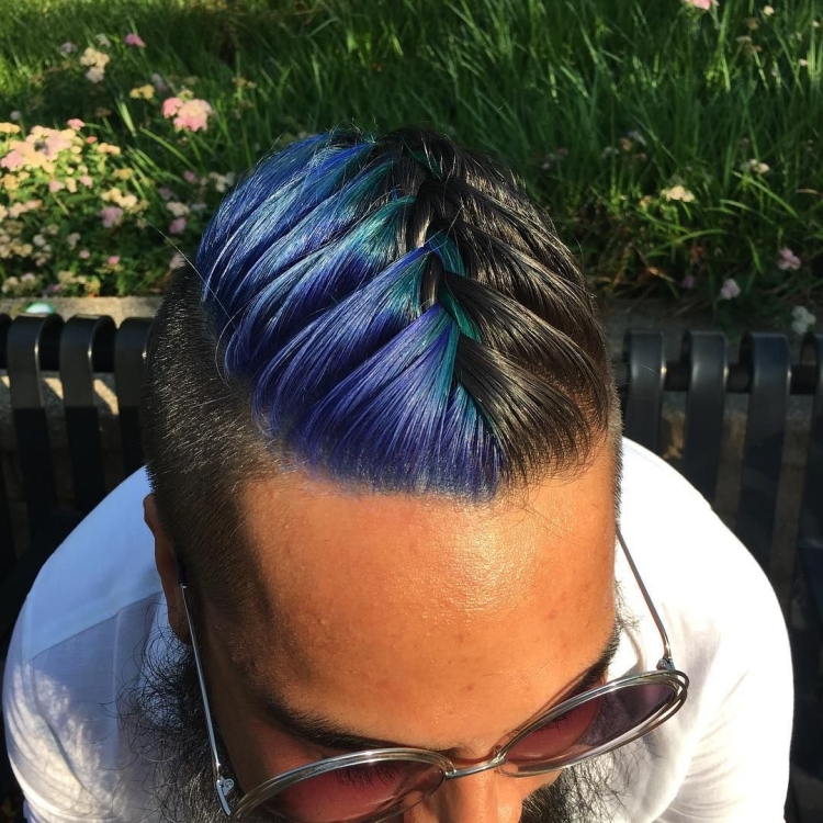 Мужские стрижки с цветными косичками