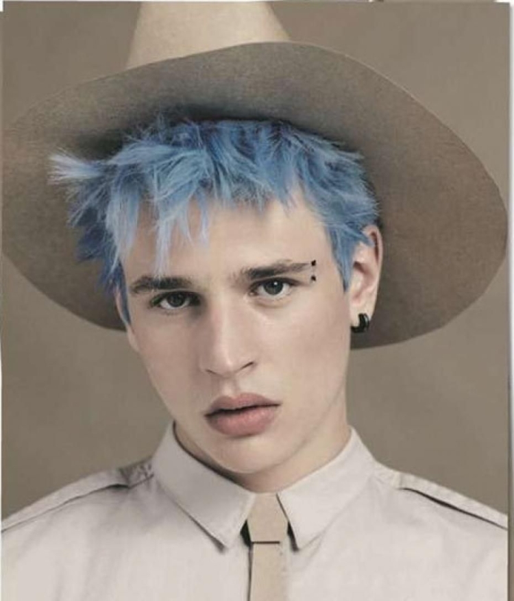 Парень с голубыми волосами