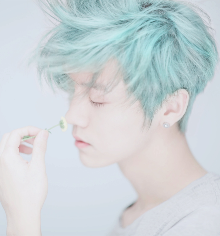 Кореец с голубыми волосами