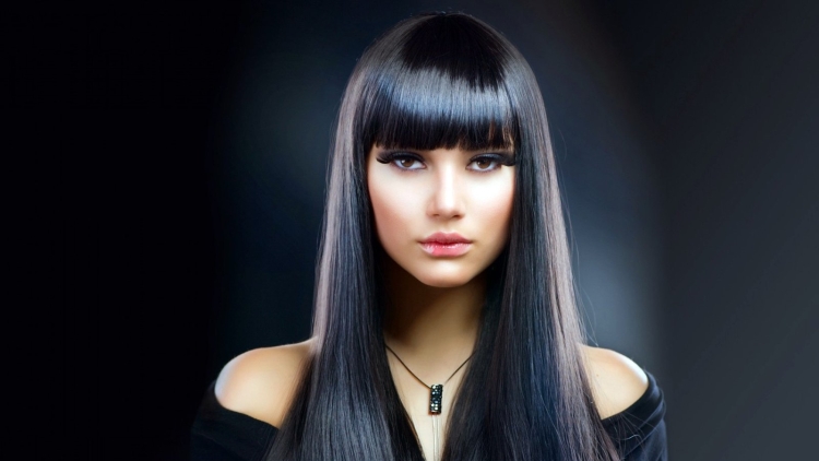 Брюнетка с челкой и длинными волосами