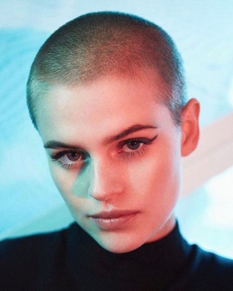 Stella певица лысая