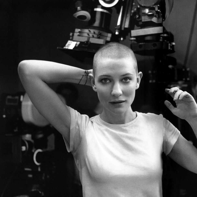 Кейт Бланшетт лысая