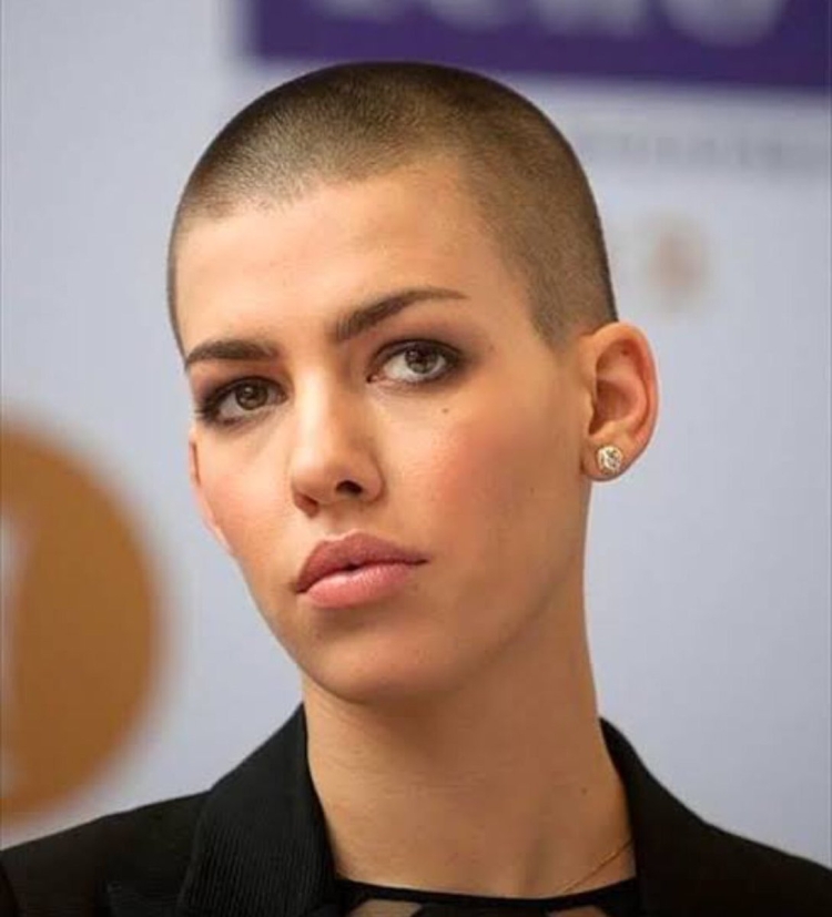Натали Портман короткая стрижка налысо