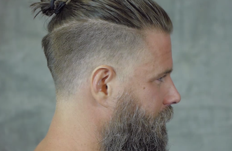 Мужская прическа с косичкой на затылке