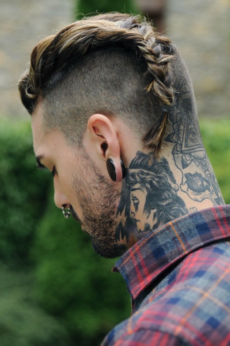 Косичка с выбритыми висками мужская
