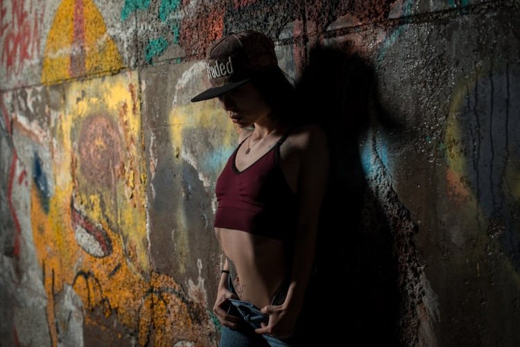 Красивая девушка у стены