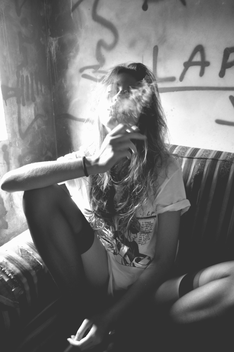 Девушка в дыму