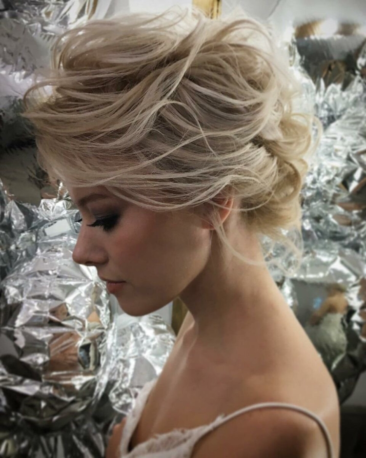 Модные вечерние прически на короткие волосы