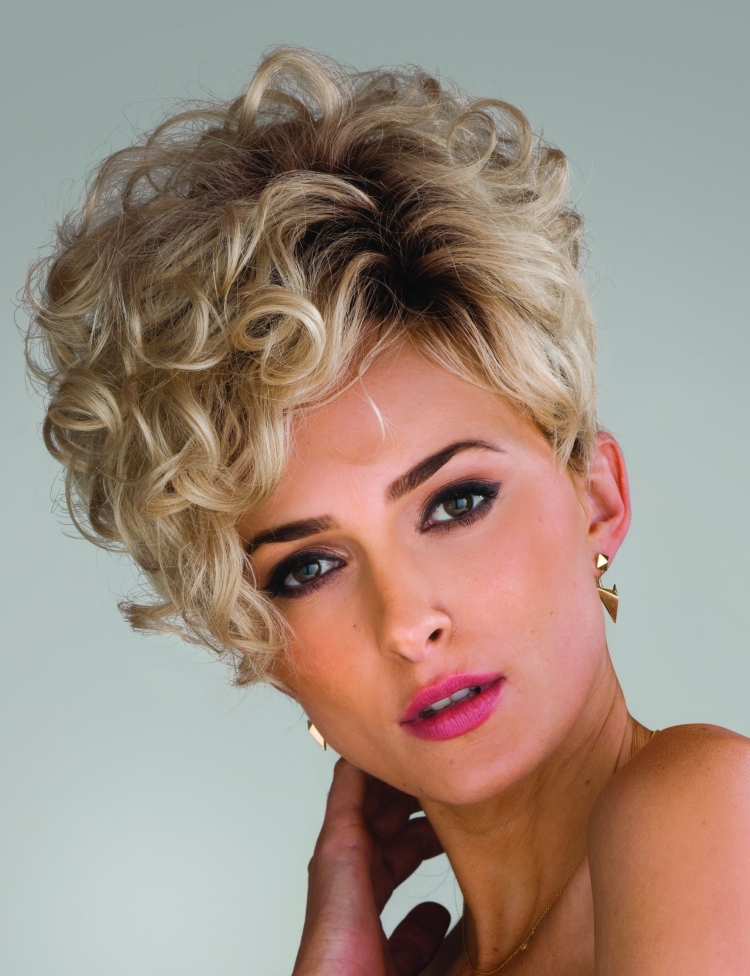 Короткие стрижки на кудрявые волосы женские