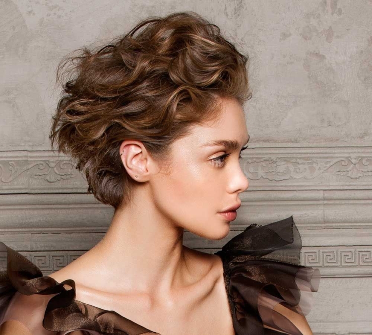 Вечерние прически на короткие кудрявые волосы