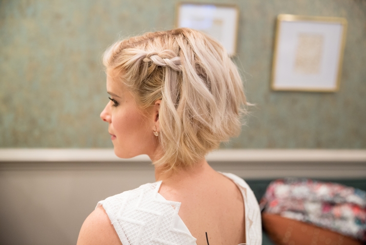 Романтическая прическа на короткие волосы