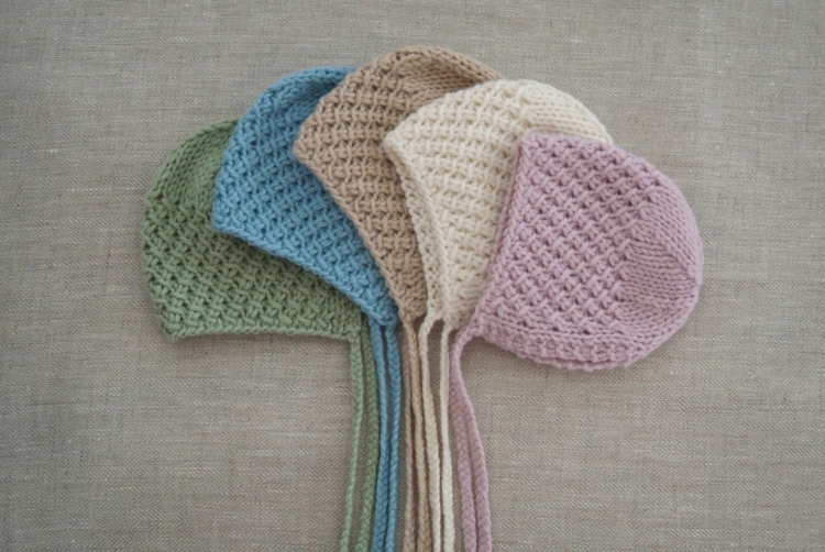 Вязаные чепчики с круглой макушкой