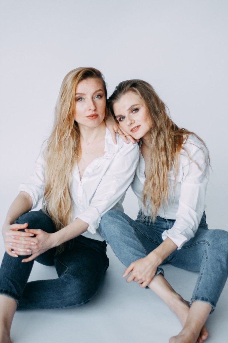 Фотосессия две сестры в студии