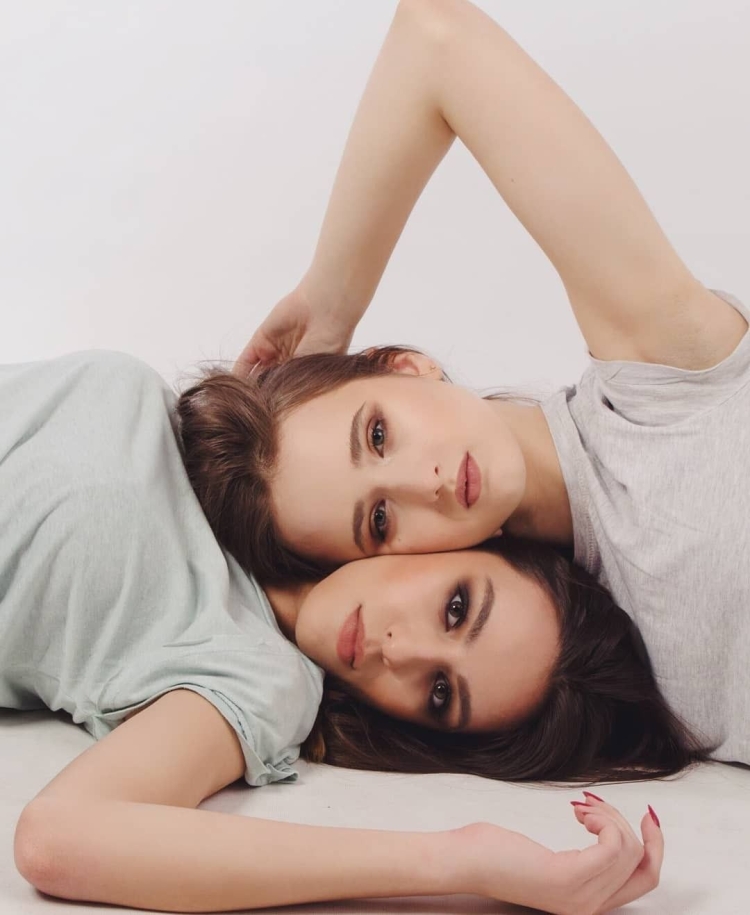 Фотосессия двух подруг в студии