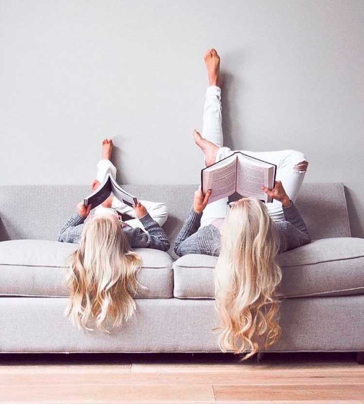 Креативная идея для фотосессии мама и дочка