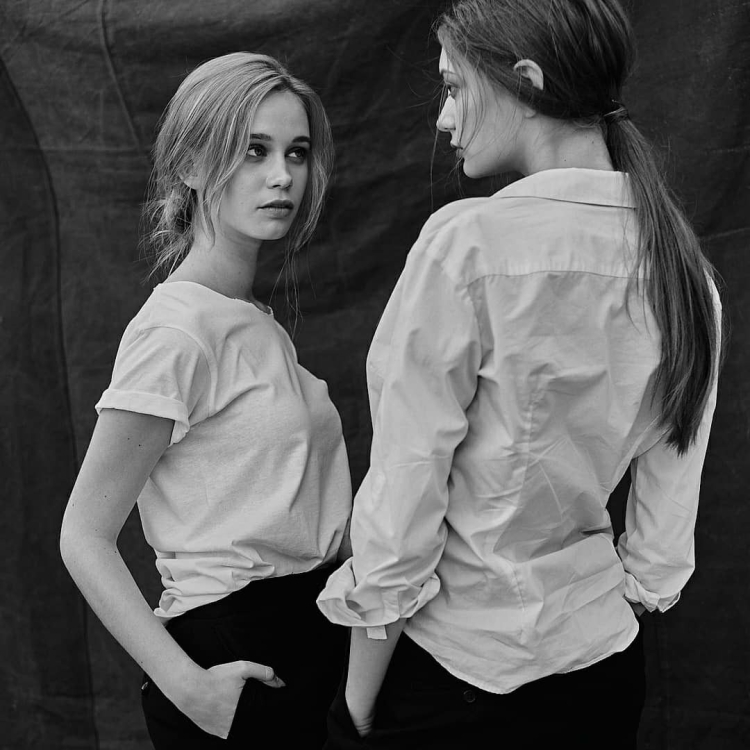 Фотосессия с сестрой черно белое