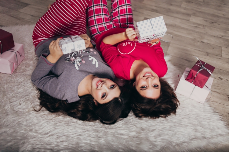 Новогодняя фотосессия подруг в студии