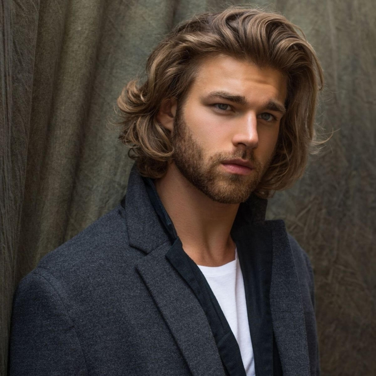 Градуированное каре мужское на средние волосы