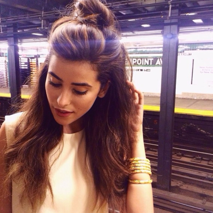 Прическа распущенные волосы с пучком на макушке