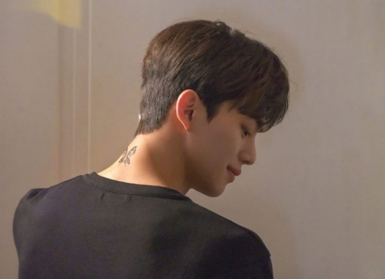 Бабочка на шее тату дорама