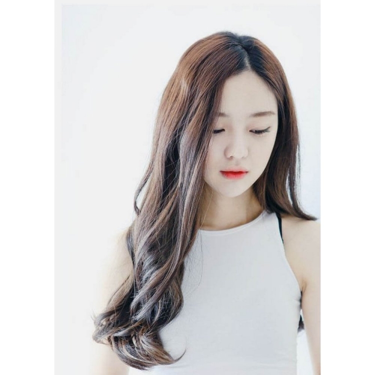 Кореянка с красивыми волосами