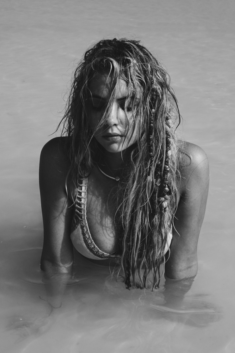 Девушка с мокрыми волосами