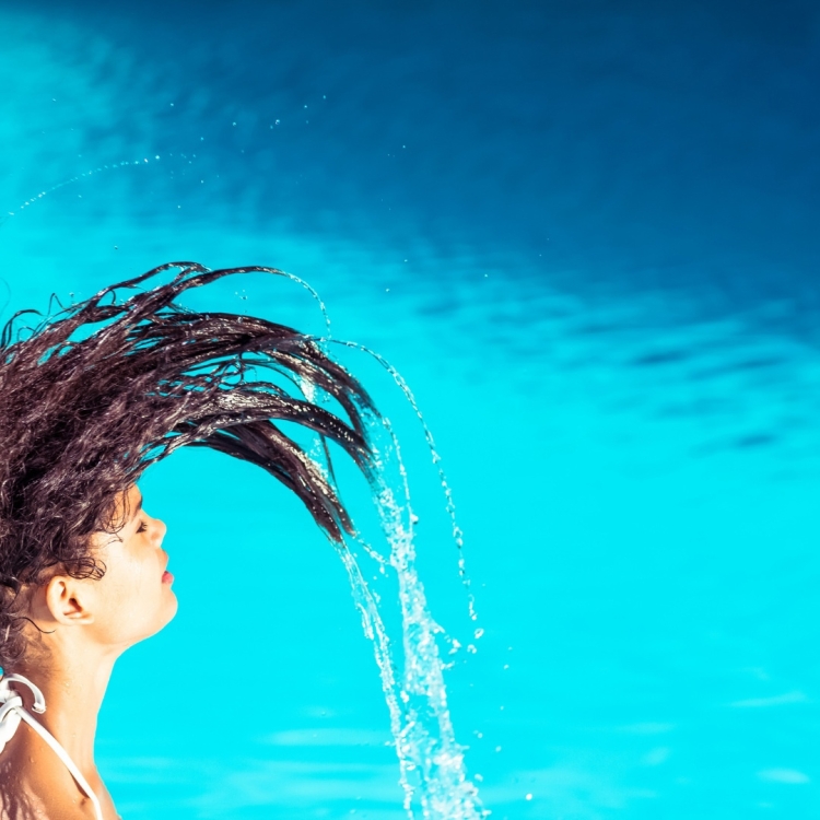 Мокрые волосы в профиль