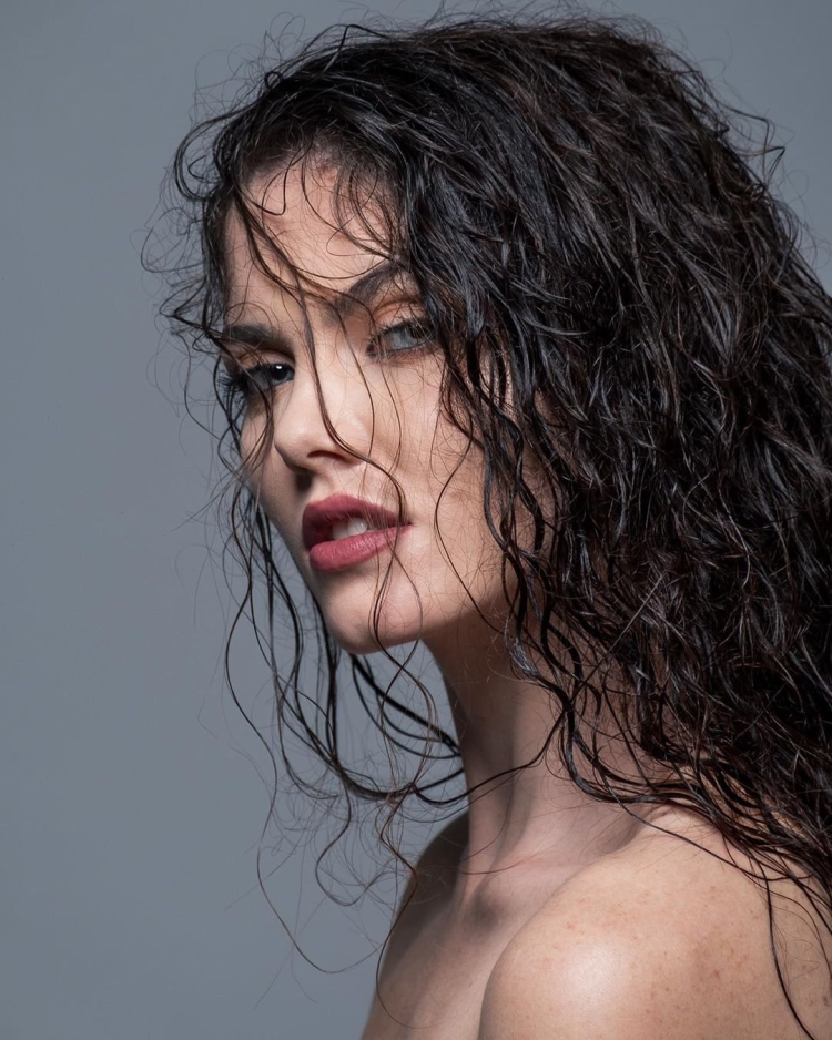 Эффект мокрых волос на лице