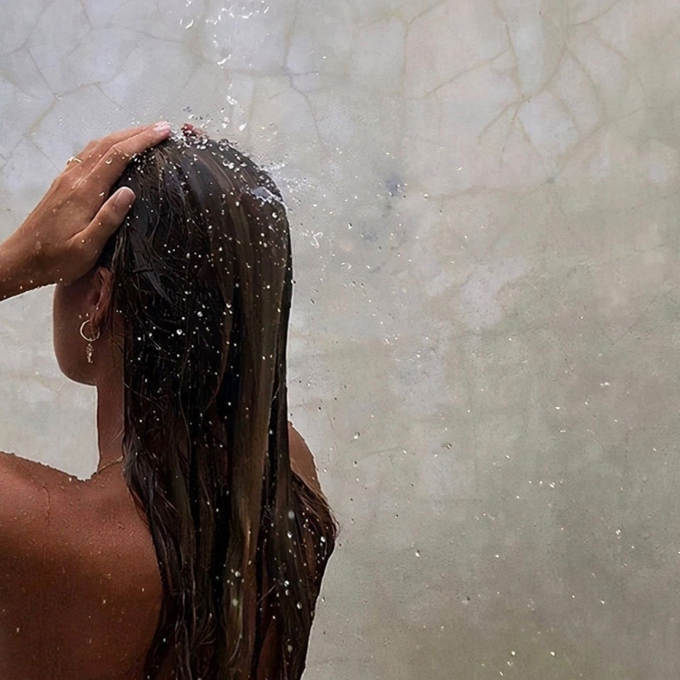 Девушка с мокрыми волосами после душа